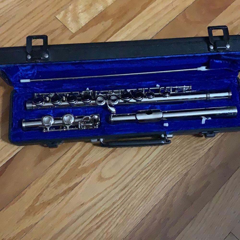 nickel-plated flute with case and cleaning rod.